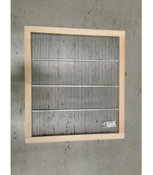 Tweedekans: Spaarkast ingekaderd koninginnerooster hout/gegalvaniseerd 47,2 x 42,1 cm